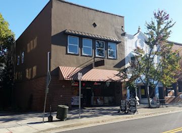 tennessee/cades-cove/bar/two-doors-down