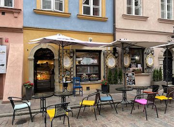 poland/warsaw/old-town/bar/shabby-coffee-wine-books