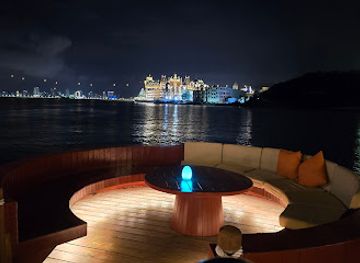 vietnam/nha-trang/vinpearl-land/bar/wave-bar