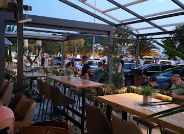 croatia/makarska/bar/hops-beer-food-factory