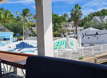 the-bahamas/harbour-island/bar/rooster-tail-bar-grill