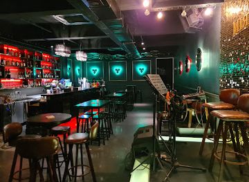 malaysia/selangor/bar/the-mirror-bar