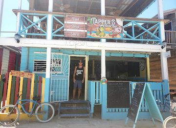 belize/glover-s-reef-atoll/bar/tapper-s-dive-bar
