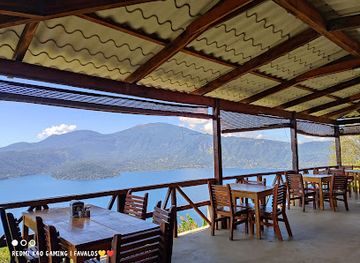 el-salvador/lake-coatepeque/bar/restaurante-vista-lago