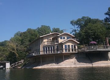 oklahoma/cherokee-landing-state-park/bar/mooneys-sunset-bar-grill-21-and-over-only