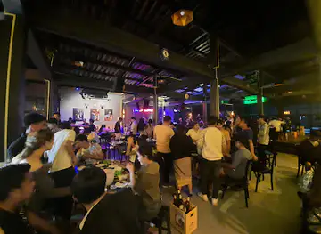 ຮ້ານ 2 Friends Bar
