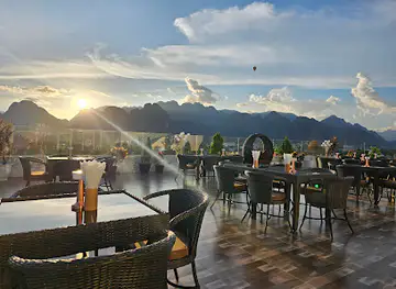 Sip & Chill Rooftop Bar (ບາດາດຟ້າຊີບແອນຊິວ)