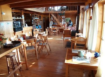 chile/chiloe-archipelago/bar/cafe-del-lago-huillinco