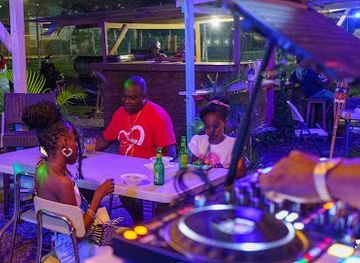 saint-kitts-and-nevis/nevis-peak/bar/royal-queen-bar