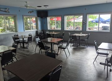 massachusetts/berkshires/bar/lakeside-bar-grill