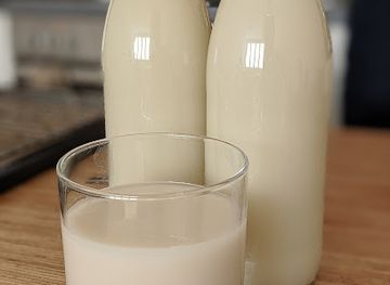 nauru/denigomodu-district/bar/milk-bar