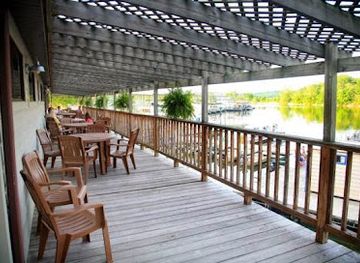 kentucky/land-between-the-lakes-national-recreation-area/bar/echo-charlie-s-bayside-restaurant