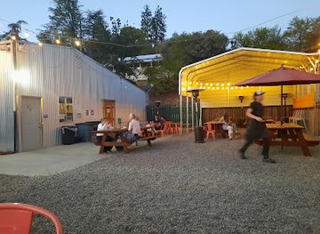 california/yosemite/bar/the-grove-house