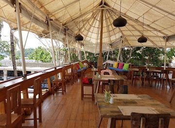 indonesia/komodo-national-park/bar/atlantis-beach-club