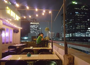 thailand/bangkok/ari/bar/cat-on-the-roof