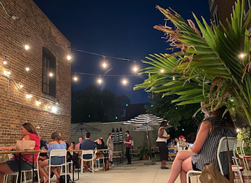 illinois/western-illinois/bar/common-good-cocktail-house