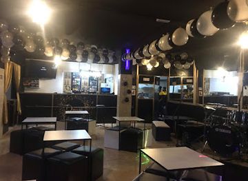 cabo-verde/praia-de-cruz/bar/queens-pub