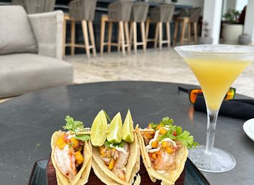 belize/the-cayes/bar/vista-rooftop-pool-lounge