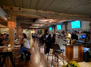 rhode-island/newport-cliff-walk/bar/surf-club