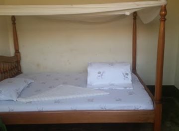 uganda/toro/bar/little-flowers-bar-and-lodge