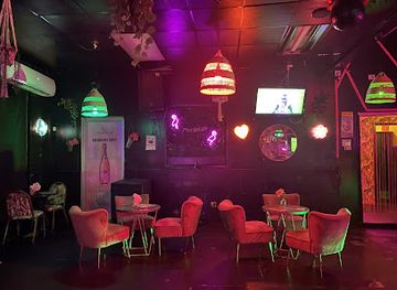 the-bahamas/nassau/downtown-nassau/bar/flamingos-bar-lounge