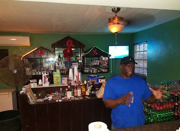 the-bahamas/acklins/bar/club-rolle-x-restaurant-bar