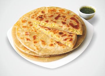 bhutan/mongar-district/bar/tiny-fast-food