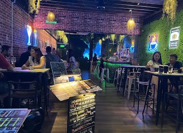 singapore/geylang/bar/hippies-bar-grill