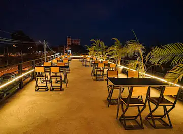 Leo Cafe & Bar