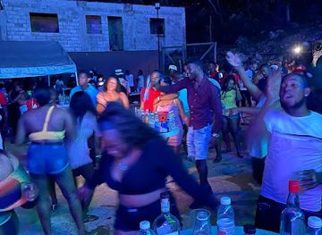 jamaica/cockpit-country/bar/solid-rock-sports-bar-lounge