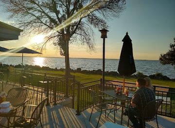 wisconsin/lake-winnebago-region/bar/sunset-on-the-water