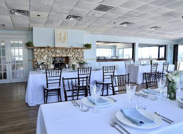 rhode-island/sachuest-point-national-wildlife-refuge/bar/the-reef