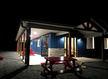 kentucky/land-between-the-lakes-national-recreation-area/bar/sizzlin-sisters-lakeside-grill