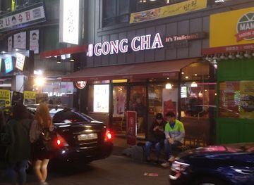 south-korea/daejeon/jung-gu/bar/white-flowers-in-the-desert