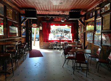 michigan/saugatuck/bar/sand-bar-saloon