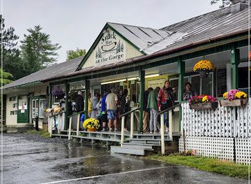 vermont/quechee-gorge/bar/snack-bar-at-the-gorge