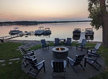 minnesota/boundary-waters-canoe-area-wilderness/bar/willy-s-on-the-water