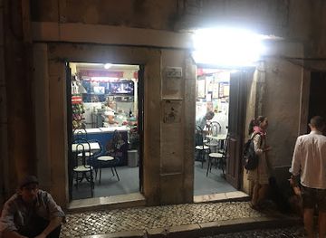 portugal/lisbon/alfama/bar/tipica-de-alfama