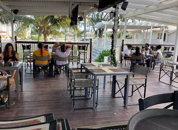 turks-and-caicos-islands/long-bay-beach/bar/chalkies-sports-bar-and-grill