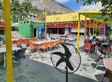 pakistan/karimabad/bar/rewayat-restaurant-ganish-hunza