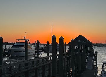 rhode-island/newport-coastline/bar/smugglers-waterfront-bar