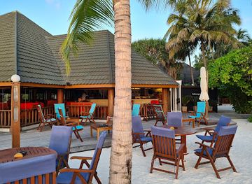 maldives/veligandu-island/bar/hulhangu-captain-s-bar-main-bar