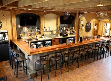 wisconsin/western-uplands/bar/collin-s-deck-bar