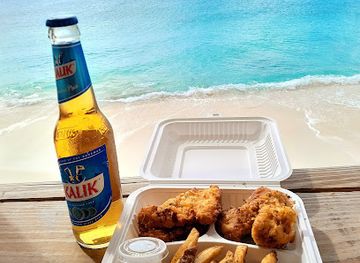 the-bahamas/rum-cay/bar/murph-s-tiki-bar-grill