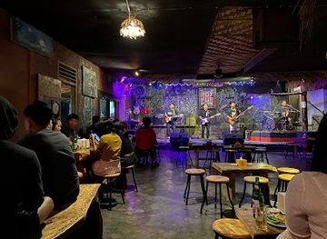 indonesia/lake-toba/bar/roy-s-pub-live-music