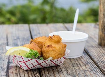 rhode-island/burlingame-state-park/bar/monahan-s-by-the-cove