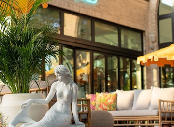 texas/dallas/bishop-arts-district/bar/mermaid-raw-bar-champagne-room