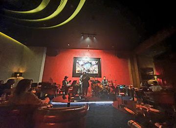 qatar/al-jassasiya-rock-carvings/bar/the-stage-doha