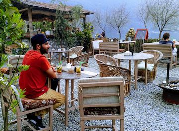 nepal/rolwaling-valley/bar/rolling-stones-rock-bar