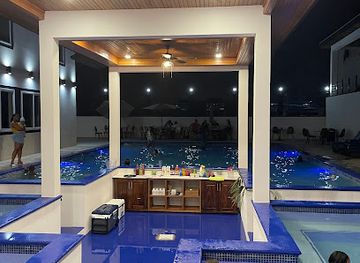 honduras/bay-islands/bar/chelles-restaurant-and-bar